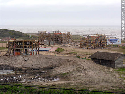 Construcción de viviendas en Manantiales (2005) - Punta del Este y balnearios cercanos - URUGUAY. Foto No. 31312