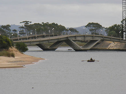 Solitario remero en el arroyo Maldonado próximo al puente La Barra en invierno. - Punta del Este y balnearios cercanos - URUGUAY. Foto No. 31319