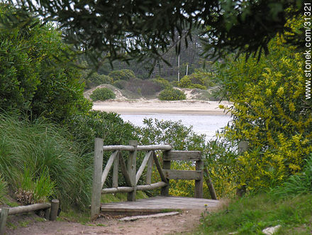 Acceso a la playa El Chorro en el arroyo Maldonado - Punta del Este y balnearios cercanos - URUGUAY. Foto No. 31321