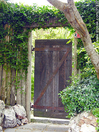 Puerta rústica de acceso a una vivienda - Punta del Este y balnearios cercanos - URUGUAY. Foto No. 31322