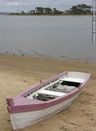 Bote en el arroyo Maldonado - Punta del Este y balnearios cercanos - URUGUAY. Foto No. 31325