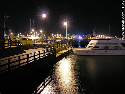 Puerto de Punta del Este de noche en invierno. - Punta del Este y balnearios cercanos - URUGUAY. Foto No. 31342
