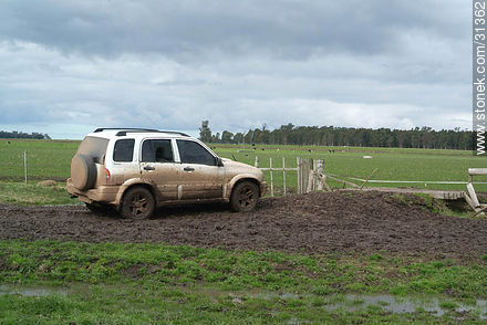 Van in mud. -  - URUGUAY. Photo #31362