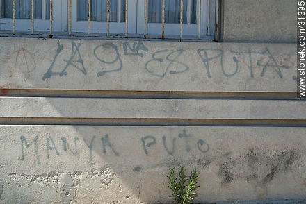 Grafiti ofensivo. - Departamento de Montevideo - URUGUAY. Foto No. 31395