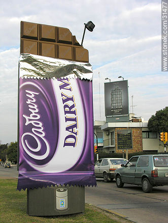 Cadbury en pila - Departamento de Montevideo - URUGUAY. Foto No. 31477