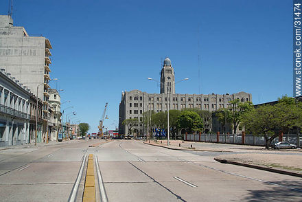 Rambla (portuaria) 25 de agosto de 1825. Edificio del Comando General de la Armada. - Departamento de Montevideo - URUGUAY. Foto No. 31474