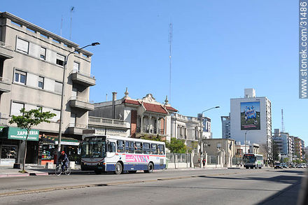 Av. 8 de Octubre y Garibaldi - Departamento de Montevideo - URUGUAY. Foto No. 31486