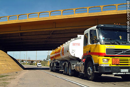 Cistern truck - Department of Montevideo - URUGUAY. Photo #31498