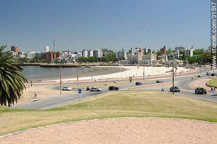 Playa Ramírez y el edificio Mercosur - Departamento de Montevideo - URUGUAY. Foto No. 31517
