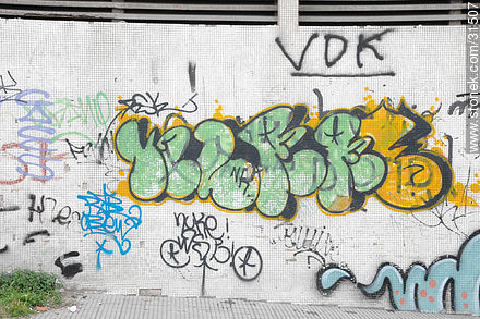 Graffiti in Montevideo - Department of Montevideo - URUGUAY. Foto No. 31507