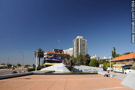 Plaza Armenia en el Buceo - Departamento de Montevideo - URUGUAY. Foto No. 31604