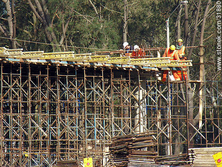 Bridge under construction in Carrasco - Department of Montevideo - URUGUAY. Foto No. 31880