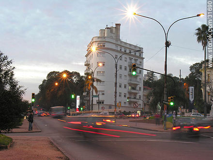 Tráfico en Bulevar Artigas y Canelones. - Departamento de Montevideo - URUGUAY. Foto No. 31690