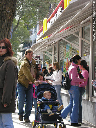 Padre, mate y niños - Departamento de Montevideo - URUGUAY. Foto No. 31710