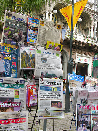Diarios y semanarios de Uruguay en Montevideo - Departamento de Montevideo - URUGUAY. Foto No. 31697