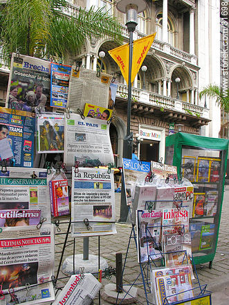 Diarios y semanarios de Uruguay en Montevideo - Departamento de Montevideo - URUGUAY. Foto No. 31698