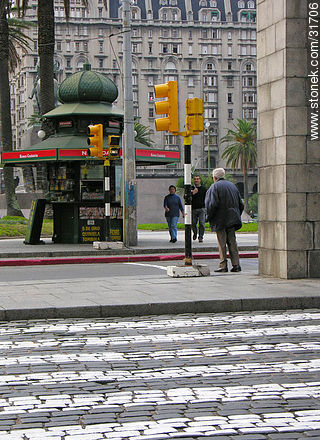 Cruce peatonal de la Puerta de la Ciudadela - Departamento de Montevideo - URUGUAY. Foto No. 31706