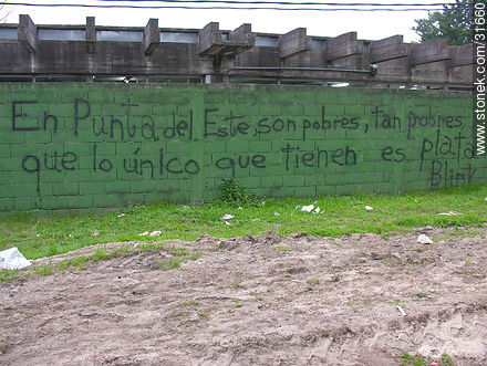 Graffiti in Punta del Este - Punta del Este and its near resorts - URUGUAY. Photo #31660