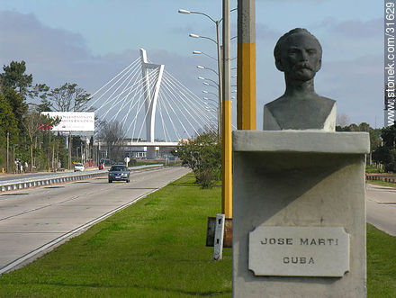 Puente de la Av. Gianatassio sobre la Av. de las Américas y busto a José Martí - Departamento de Canelones - URUGUAY. Foto No. 31629