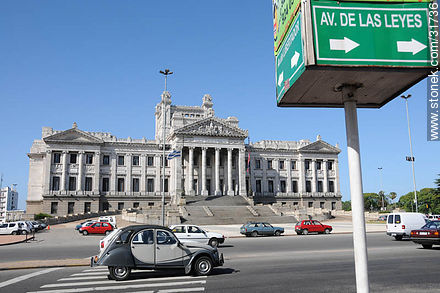 Avenida de las Leyes, Palacio Legislativo y Citroën 2CV - Departamento de Montevideo - URUGUAY. Foto No. 31736