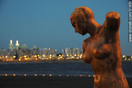 Escultura de una mujer en bronce en Trouville - Departamento de Montevideo - URUGUAY. Foto No. 31851
