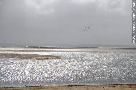 Kite surfing en la laguna de José Ignacio - Punta del Este y balnearios cercanos - URUGUAY. Foto No. 31949