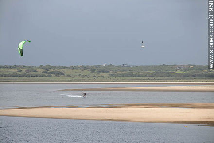 Kite surfing en la laguna de José Ignacio - Punta del Este y balnearios cercanos - URUGUAY. Foto No. 31958