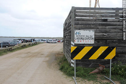 Acceso a la balsa para cruzar la Laguna Garzón - Punta del Este y balnearios cercanos - URUGUAY. Foto No. 32138