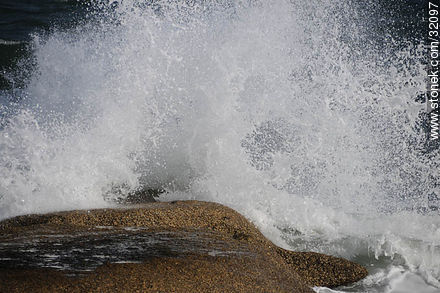 Splashing sea. - Punta del Este and its near resorts - URUGUAY. Photo #32097