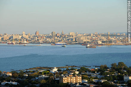 Vista de la bahía, puerto, Centro y Ciudad Vieja de Montevideo - Departamento de Montevideo - URUGUAY. Foto No. 31994