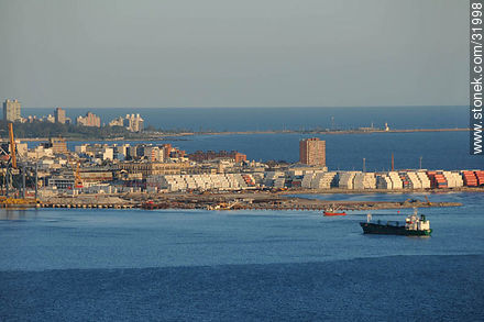 Contenedores en el Puerto de Montevideo - Departamento de Montevideo - URUGUAY. Foto No. 31998