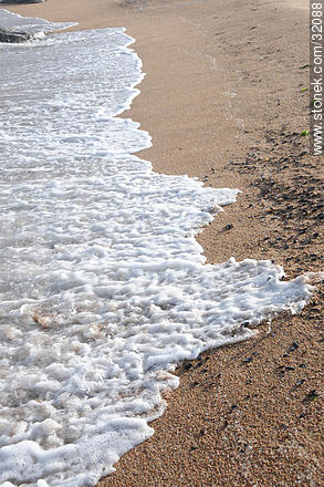 Ola muriendo en la orilla de la playa - Punta del Este y balnearios cercanos - URUGUAY. Foto No. 32088