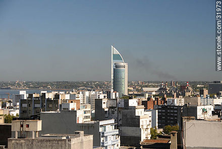 La torre que sobresale en la ciudad - Departamento de Montevideo - URUGUAY. Foto No. 31973