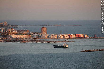 Contenedores en el Puerto de Montevideo - Departamento de Montevideo - URUGUAY. Foto No. 31983