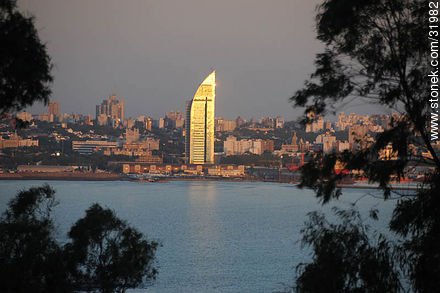 Torre Antel frente a la bahía de Montevideo - Departamento de Montevideo - URUGUAY. Foto No. 31982
