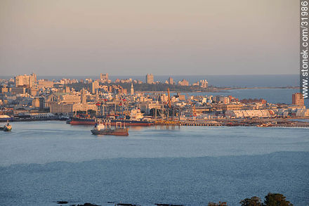 Puerto de Montevideo - Departamento de Montevideo - URUGUAY. Foto No. 31986