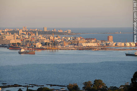 Puerto de Montevideo - Departamento de Montevideo - URUGUAY. Foto No. 31987