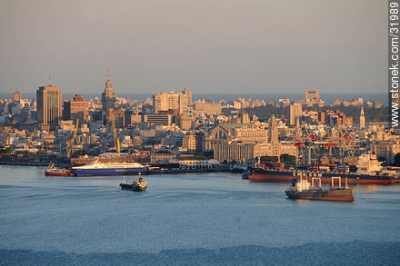 Vista de la bahía, puerto, Centro y Ciudad Vieja de Montevideo - Departamento de Montevideo - URUGUAY. Foto No. 31989