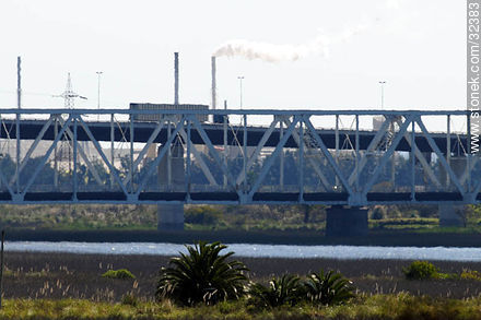Old and new bridges over the Santa Lucia river. - Department of Montevideo - URUGUAY. Photo #32383