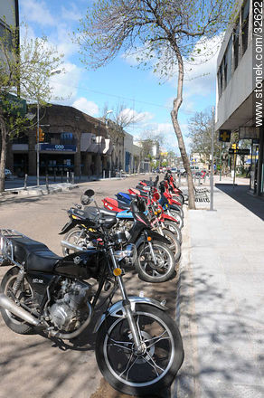 Hilera de motocicletas - Departamento de Tacuarembó - URUGUAY. Foto No. 32622