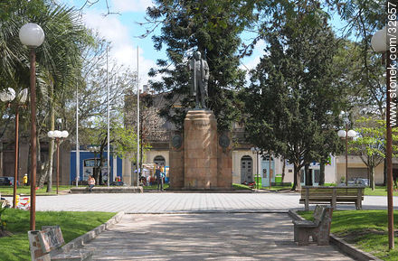 Plaza 19 de abril.  Monumento a Artigas. - Departamento de Tacuarembó - URUGUAY. Foto No. 32657