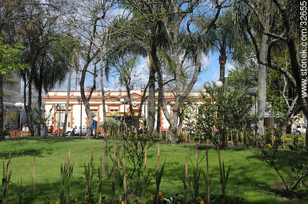 Plaza 19 de Abril y la Jefatura de Policía - Departamento de Tacuarembó - URUGUAY. Foto No. 32655