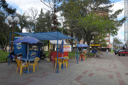 Plaza 19 de Abril sobre la calle 25 de mayo. - Departamento de Tacuarembó - URUGUAY. Foto No. 32649