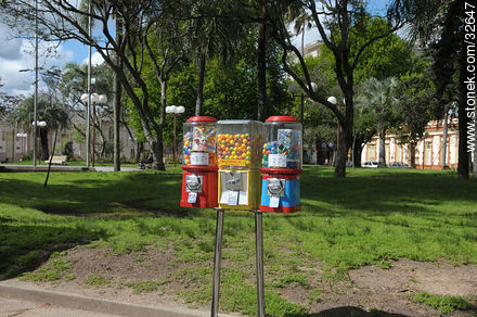 Golosinas en la plaza 19 de Abril - Departamento de Tacuarembó - URUGUAY. Foto No. 32647