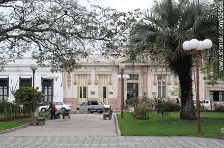 Town hall Tacuarembo from 19 de Abril square.  - Tacuarembo - URUGUAY. Foto No. 32666