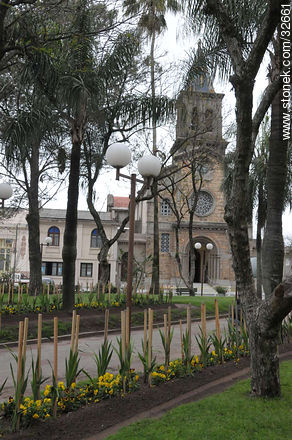 Plaza e iglesia de Tacuarembó - Departamento de Tacuarembó - URUGUAY. Foto No. 32661