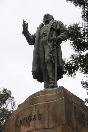 19 de Abril square. Monument to the national hero: Jose Gervasio Artigas - Tacuarembo - URUGUAY. Photo #32658