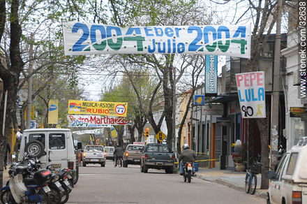 Publicidad electoral tacuaremboense en la calle 25 de Mayo - Departamento de Tacuarembó - URUGUAY. Foto No. 32638