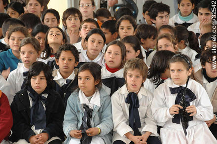 Primary public school children with books in Uruguay -  - MORE IMAGES. Photo #32542