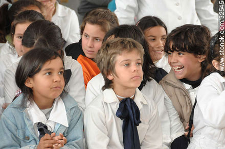Primary public school children with books in Uruguay -  - MORE IMAGES. Photo #32545